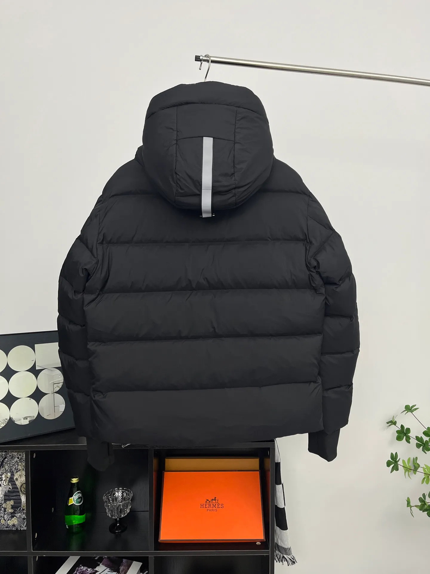 P880 CANADA GOOSE丨Ouyang Nana second generation hooded down jacket black label bread jacket for men and women, black Canada Ouyang Nana second generation latest canada goose black label is a must-have black label in the world! The latest designer styles! It has always been a favorite of fashion and is loved by fashionistas from all walks of life! Fashionable hooded cut, high-end customer-supplied fine goose down, high resilience, smooth zipper, strong and firm. Pockets on both sides can store small items, free your hands, and you can go out without worries. It can also meet the need of putting your hands in your pockets👏👏Produced by many celebrities, it can be used as a group uniform. This model uses a double-layer anti-velvet inner liner design, which has strong windproof performance and will be very warm in winter! New standard 90% goose down filling, high fluffiness, windproof hooded design. When walking outdoors, pull the collar to the highest position, put your hands in the pockets and it will be very warm. It can be easily controlled by all body types! The interior is equipped with an elastic snow skirt design for better wrapping. The simple and neat style design highlights the masculine temperament. The impeccable style is classic and never goes out of style. It is warm and practical, and it is versatile! You can enter with your eyes closed!   Filler: 90% goose down Sizes: XS S M L XL XXL